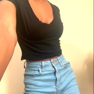 Black cropped v-neck short sleeve top